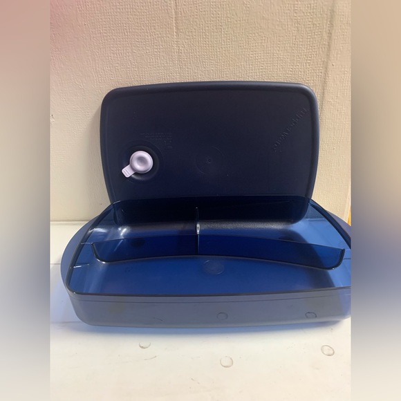 New Tupperware Vent 'N Serve® Large Rectangular Divided Dish Container. - Picture 4 of 6